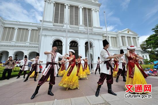 中國(guó)僑網(wǎng)新疆生產(chǎn)建設(shè)兵團(tuán)歌舞劇團(tuán)精彩演出