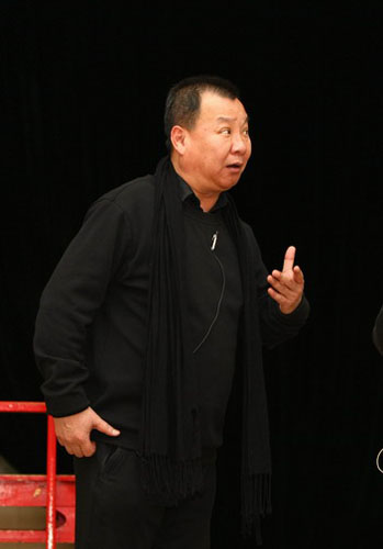 中國僑網(wǎng)張澍在排練現(xiàn)場 (今日中國/喻捷 圖)