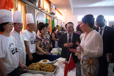 中國(guó)僑網(wǎng)加蓬總統(tǒng)夫人與孫繼文大使親切交談。