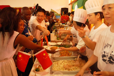 中國(guó)僑網(wǎng)人頭攢動(dòng)的中國(guó)展臺(tái)。