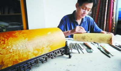 中國(guó)僑網(wǎng)徐秉方在雕刻。