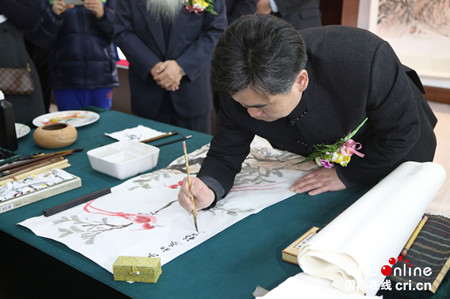 中國(guó)僑網(wǎng)徐福山在開(kāi)幕式現(xiàn)場(chǎng)即興創(chuàng)作。