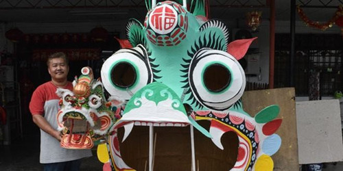 中國僑網(wǎng)黃師傅手持普通麒麟與即將完成的大麒麟合攝。(馬來西亞《詩華日報》)