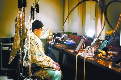 中國僑網(wǎng)施夏明在化妝間里。