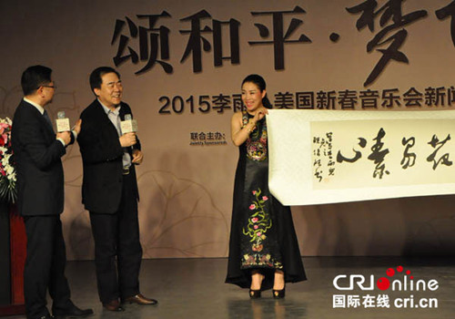 中國僑網(wǎng)李雨兒(右一)現(xiàn)場獲贈書法作品。