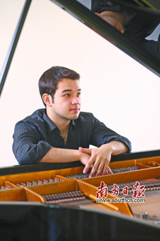 中國(guó)僑網(wǎng)謝瀟龍回到“家鄉(xiāng)”舉辦演奏會(huì)。