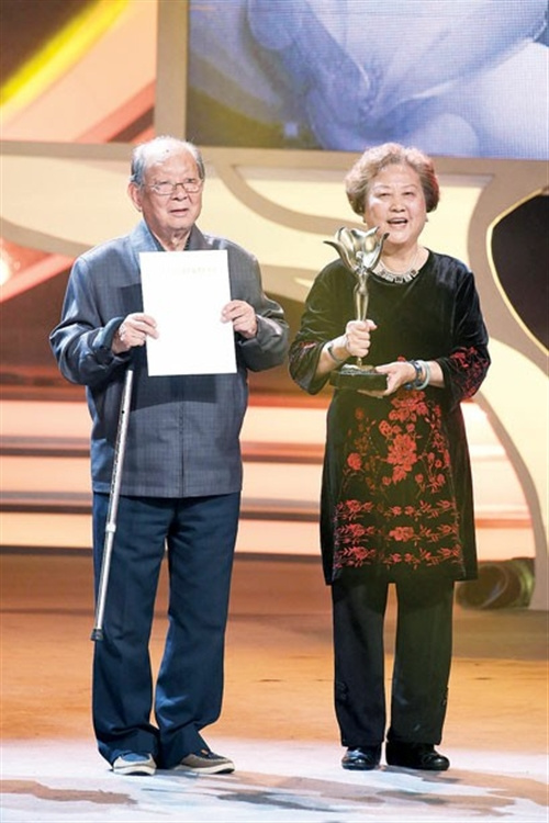 中國僑網(wǎng)85歲著名戲曲導(dǎo)演馬科(左)獲本屆白玉蘭戲劇表演藝術(shù)獎特殊貢獻獎。(葉辰亮 攝)