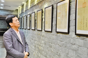 中國(guó)僑網(wǎng)深圳民俗收藏家鄭國(guó)標(biāo)。(聶燦 攝)