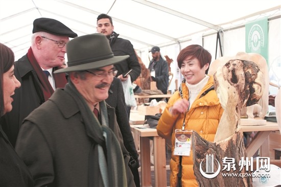 中國僑網(wǎng)張紅蘋(右)現(xiàn)場創(chuàng)作作品受國際同行矚目。(許友君/圖)