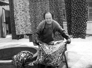 中國(guó)僑網(wǎng)吳元新整理清洗布料。