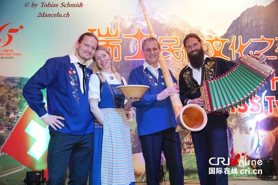 中國僑網(wǎng)“東方遇見西方”藝術(shù)團(tuán)在京表演。