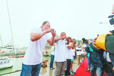 中國僑網(wǎng)蒙蒙細雨中,翟墨和他的團隊飲下壯行酒(林映樹 王鳳山/攝)