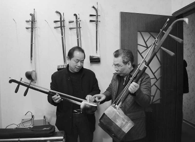 中國(guó)僑網(wǎng)樂(lè)隊(duì)成員在切磋十番技藝。(林冰 攝)