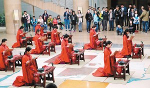 中國僑網(wǎng)女孩子身著漢服誦讀《朱子家訓(xùn)》。