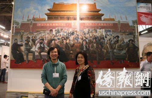 中國僑網(wǎng)溫州籍華裔藝術(shù)家何可人夫婦在自己的巨幅油畫前。(美國《僑報》/管黎明 攝)