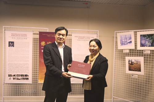 中國僑網陳一輝主席向張曉貝總裁贈送作品集。(法國《歐洲時報》/孔帆 攝)