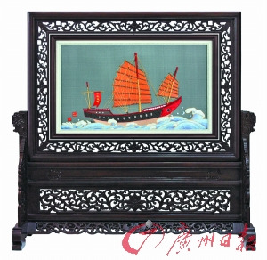 中國僑網(wǎng)洪裕靜用整整5個月繡制的潮繡《情系五州·紅頭船》。