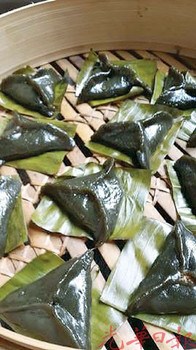 中國僑網(wǎng)失傳70年的烏勤藤糕,終于再現(xiàn)!(馬來西亞《光華日報(bào)》)