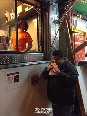 中國僑網(wǎng)艾麗莎·格蘭迪開在路邊的煎餅果子攤