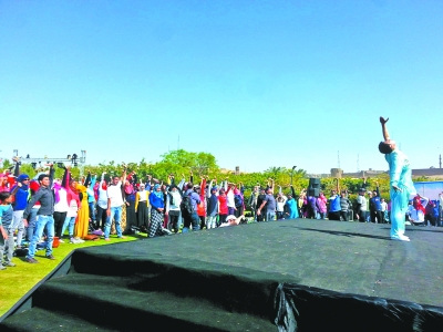 中國(guó)僑網(wǎng)武術(shù)愛好者和文化中心陳鵬老師一起練習(xí)八段錦。