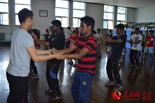 中國僑網九國留學生來天津體育學院體驗中國功夫