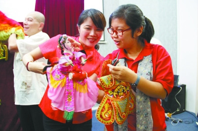 中國(guó)僑網(wǎng)漳州市木偶劇團(tuán)演員與印尼大學(xué)木偶藝術(shù)社團(tuán)演員互動(dòng)交流。(呂明 攝)