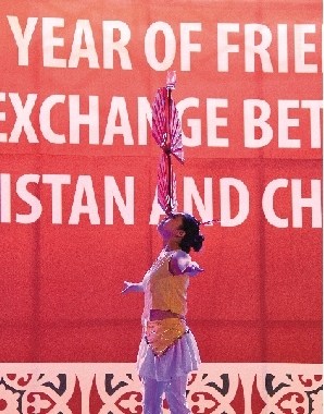 中國(guó)僑網(wǎng)河南藝術(shù)團(tuán)演員進(jìn)行雜技表演