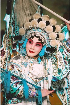 中國僑網(wǎng)董圓圓的穆桂英扮相。(美國《僑報(bào)》)