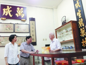 中國(guó)僑網(wǎng)著名藥師佘志強(qiáng)(圖中)和疾控專(zhuān)家、國(guó)家中醫(yī)藥管理局中醫(yī)藥文化科普巡講團(tuán)專(zhuān)家鄺慧玲(圖左)在印尼考察藥店。(于婉珈 攝)