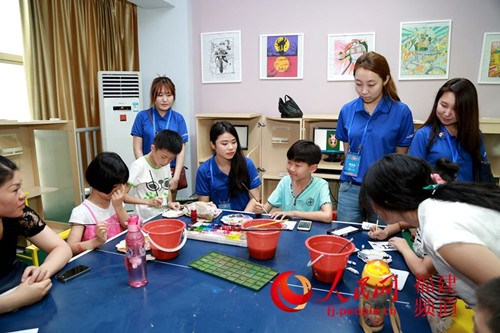 中國僑網(wǎng)韓國青年在青少年動漫教研基地觀看青少年創(chuàng)作