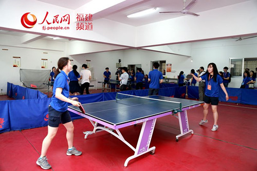中國僑網(wǎng)韓國青年在青少年乒乓球館里開心打球
