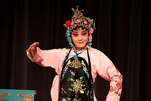 中國僑網花旦楊玲美艷臺風。(美國《僑報》)