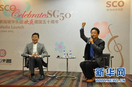中國僑網(wǎng)圖為新加坡華樂團(tuán)行政總監(jiān)何偉山(左)及音樂總監(jiān)葉聰(右)在新樂季發(fā)布會上