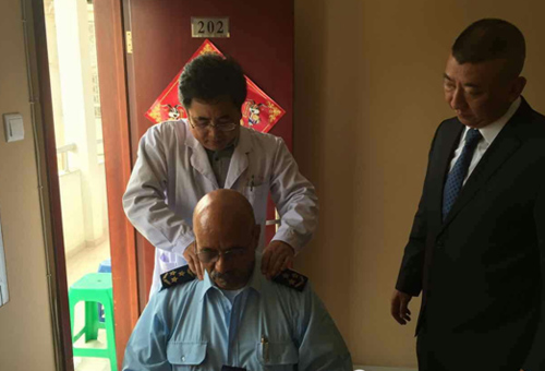 中國僑網(wǎng)中醫(yī)專家為安哥拉友人義診