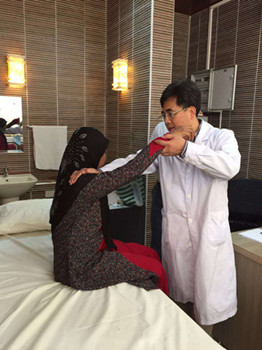 中國(guó)僑網(wǎng)中醫(yī)專家在為毛里求斯患者義診