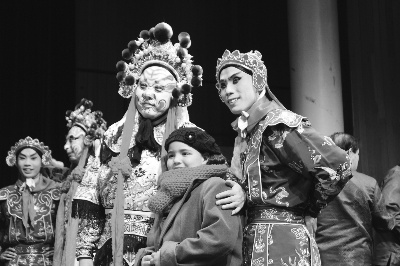 中國(guó)僑網(wǎng)演出結(jié)束后,開普敦觀眾爭(zhēng)相上臺(tái)與演員合影