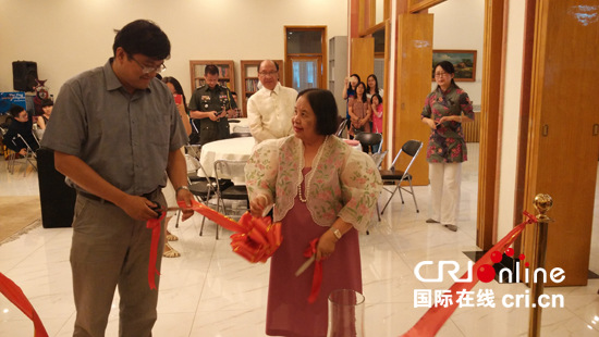 中國僑網(wǎng)菲律賓駐華大使巴西里奧與史陽博士為博物館開館剪彩