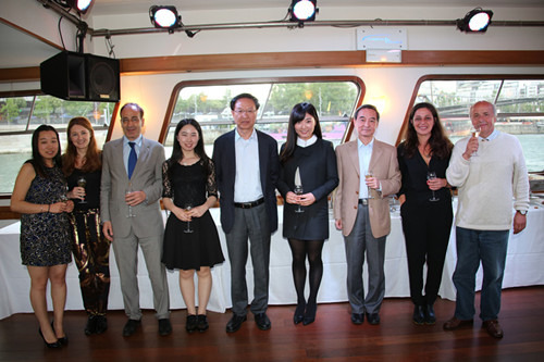 中國(guó)僑網(wǎng)本屆電影節(jié)組委會(huì)部分成員在閉幕式上。(法國(guó)《歐洲時(shí)報(bào)》/黃冠杰 攝)