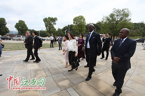 中國僑網(wǎng)駐華大使現(xiàn)場了解中醫(yī)文化