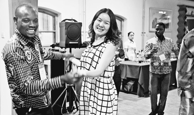 中國(guó)僑網(wǎng)參加培訓(xùn)班的非洲學(xué)員與老師聯(lián)誼