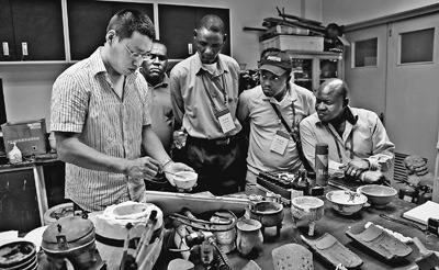 中國(guó)僑網(wǎng)非洲英語(yǔ)國(guó)家文物修復(fù)人員培訓(xùn)班的學(xué)員參觀北京大學(xué)文物修復(fù)室