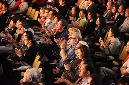 中國(guó)僑網(wǎng)觀眾反應(yīng)熱烈。(美國(guó)《僑報(bào)》/管黎明 攝)