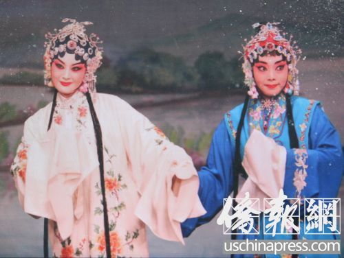 中國(guó)僑網(wǎng)郭霄和李晨扮演《白蛇傳》中的白娘子和小青。(美國(guó)《僑報(bào)》/林菁 攝)