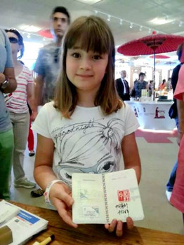 中國(guó)僑網(wǎng)意大利小女孩展示獲得的中國(guó)印。(意大利歐聯(lián)通訊社)