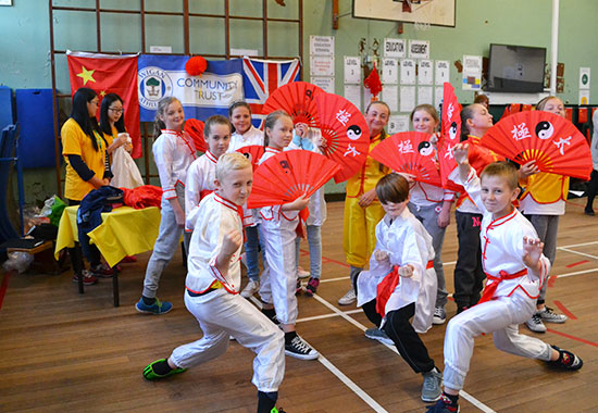 中國僑網(wǎng)學(xué)生們穿上太極服后躍躍欲試