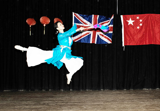 中國僑網(wǎng)舞蹈演員表演《扇舞丹青》