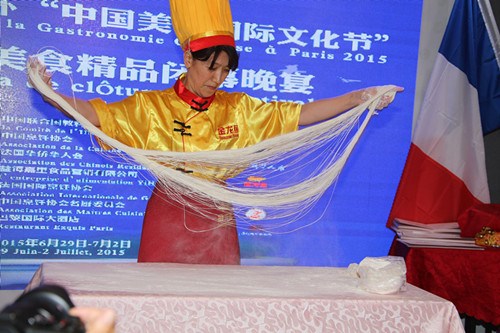 中國僑網(wǎng)表演拉面。(法國《歐洲時(shí)報(bào)》/黃冠杰 攝)