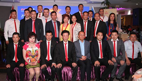 中國僑網(wǎng)李平公參與法國國際烹飪協(xié)會成員合影。(法國《歐洲時(shí)報(bào)》/黃冠杰 攝)