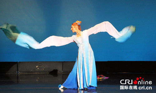 中國(guó)僑網(wǎng)蘇瑞表演的中國(guó)古典水袖舞