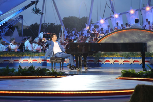 郎朗與美國國家交響樂團，合作演奏喬治‧蓋希文的經典作品《藍色狂想曲》。（美國《世界日報》/羅曉媛